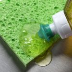 ریختن مایع ظرف‌شویی روی اسکاچ ؛ یک اشتباه رایج! | روش درست شستن ظروف را بدانید