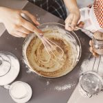 چگونه از بوی زهم تخم مرغ در کیک جلوگیری کنیم؟ ؛ نکات هم زدن تخم مرغ برای کیک